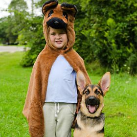 Hunde Kostüm Schäferhund Buddy für Kinder von Vorne auf einer grünen Wiese mit Schäferhund an der linken Seite