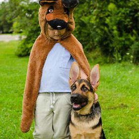 Hunde Kostüm Schäferhund Buddy für Kinder von Vorne auf einer grünen Wiese mit Schäferhund an der linken Seite