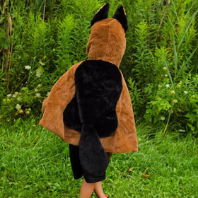 Hunde Kostüm Schäferhund Buddy für Kinder von Hinten auf einer grünen Wiese