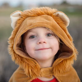 Löwen Kostüm Lio Cape mit Kapuze für Kinder 2-3 Jahre Tierkostüm Tier Fasching Karneval Mottoparty Rollenspiel Geburtstag Löwen Kostüm Lio Cape mit Kapuze für Kinder Nahaufnahme Kapuze mit Löwenmähne von Vorne