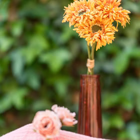 Vase Soliflore Samba Orangefarben dekoriert mit gelben Blumen