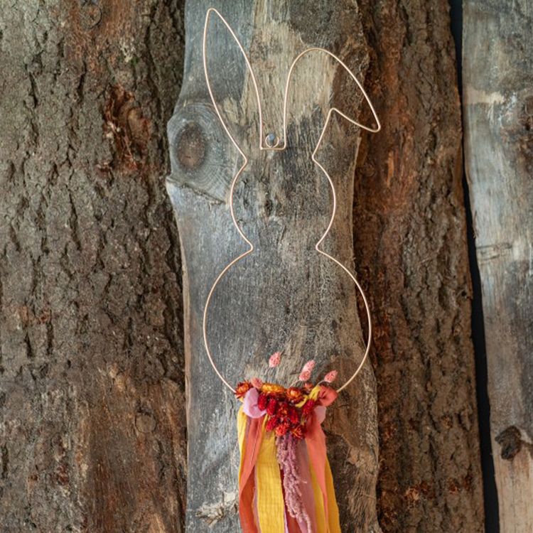 Wandkranz aus Metall in Hasenform