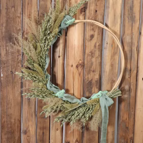 Rattan-Kranz rund 2er Set 40 & 35 cm Natur Deko zum Basteln Boho Vintage Bastelbedarf SALE Hochzeit Dekoration Bastelmaterial Türdeko Geschenk Rattan-Kranz Rund hängt an einer Holzwand und ist dekorativ mitTrockenblumen geschmückt.