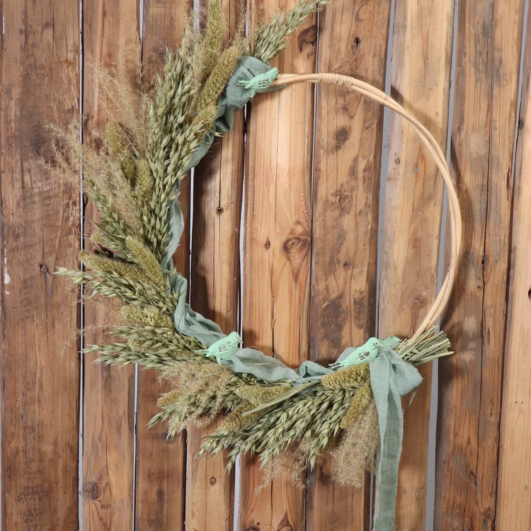 Rattan-Kranz rund 2er Set 40 & 35 cm Natur Deko zum Basteln Boho Vintage Bastelbedarf SALE Hochzeit Dekoration Bastelmaterial Türdeko Geschenk Rattan-Kranz Rund hängt an einer Holzwand und ist dekorativ mitTrockenblumen geschmückt.