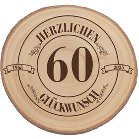 Glückliche ältere Frau mit Familie bei der Geburtstagsfeier, im Vordergrund eine Baumscheibe mit Gravur „Herzlichen Glückwunsch 90“.