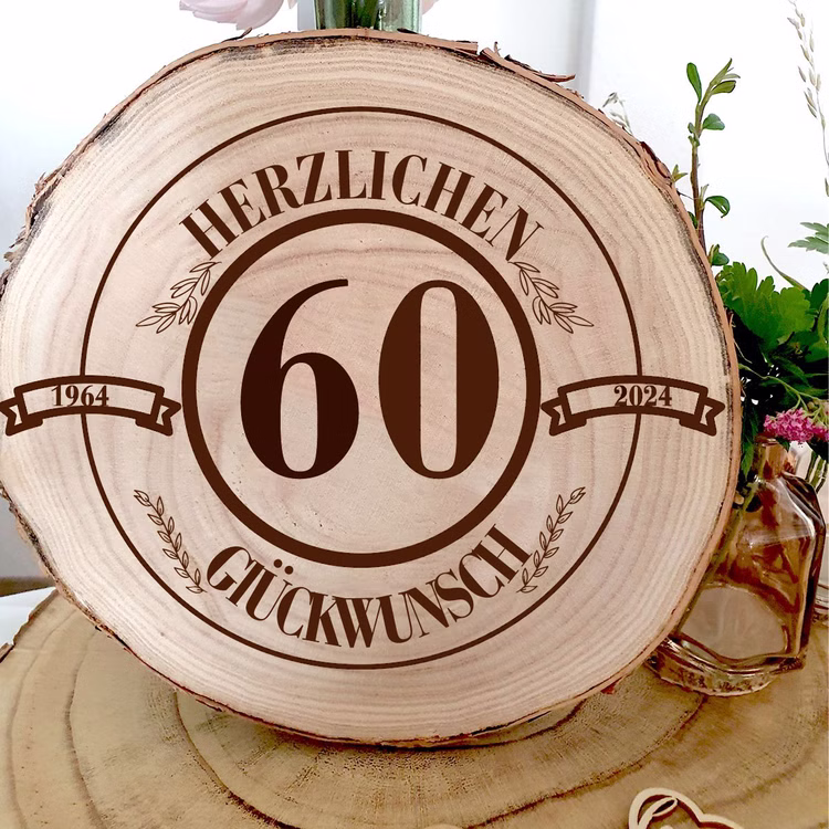 Baumscheibe Herzlichen Glückwünsch mit Wunschzahl-Gravur 30 cm Geburtstag Geschenkidee Jubiläum Deko dekorativ Runde Baumscheibe aus Holz mit Rinde und Gravur „Herzlichen Glückwunsch 60“, dekorativ auf einem Holztisch platziert.