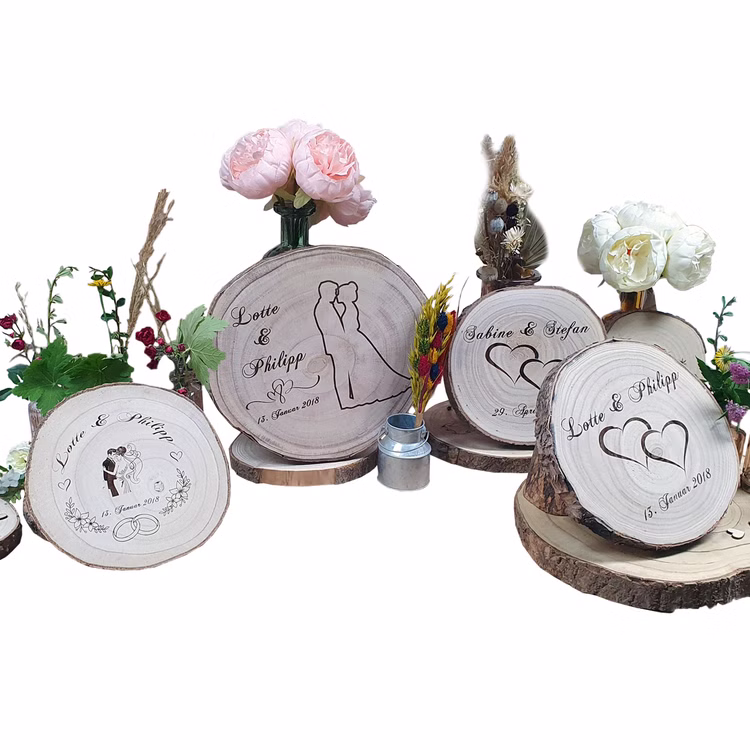 Baumscheibe Herzlichen Glückwünsch mit Wunschzahl-Gravur 30 cm Geburtstag Geschenkidee Jubiläum Deko dekorativ Mehrere dekorative Baumscheiben mit individueller Gravur, Blumen und Trockenblumen als Geschenkideen für Hochzeit und besondere Anlässe.