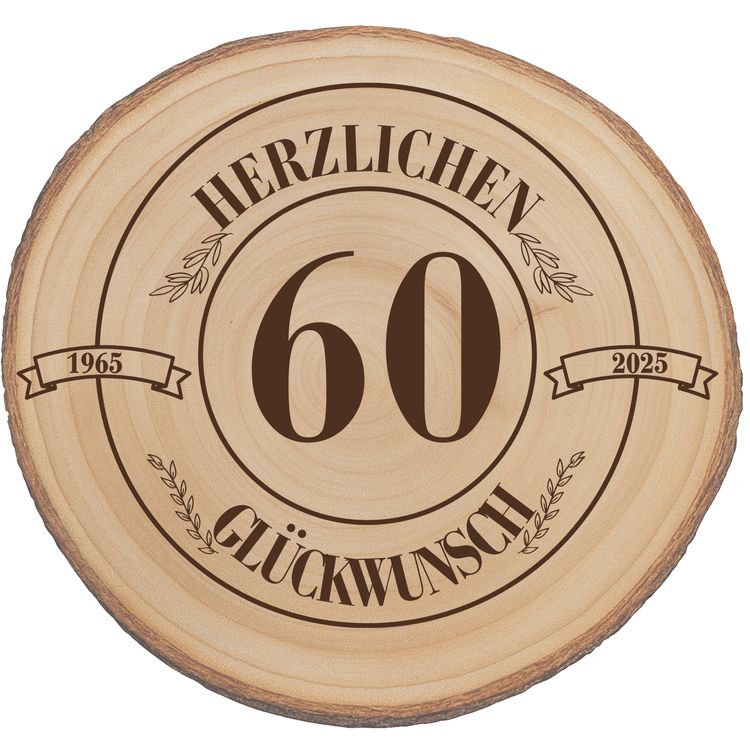 Baumscheibe Herzlichen Glückwünsch mit Wunschzahl-Gravur 30 cm Geburtstag Glückliche ältere Frau mit Familie bei der Geburtstagsfeier, im Vordergrund eine Baumscheibe mit Gravur „Herzlichen Glückwunsch 90“.