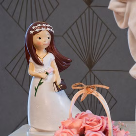 Kommunion Deko Tortenfigur für Kommunionskuchen Mädchen mit Blume & Bibel 15 cm weiß Feier Party-Deko Party-Zubehör Erstkommunion Tortenfigur Kommunion Jugendweihe Tisch-Deko Figur Kommunion Mädchen im weißen Kleid mit langen, braunen Haaren Blume und Bibel in der Hand und mit weißem Blumenkranz im Haar dekorativ auf einem Tisch.