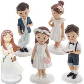 Figur Kommunion Mädchen im weißen Kleid mit langen, braunen Haaren Blume und Bibel in der Hand und mit weißem Blumenkranz im Haar vor weißem Hintergrund.