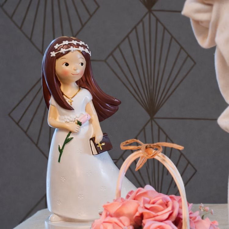 Kommunion Deko Tortenfigur für Kommunionskuchen Mädchen mit Blume & Bibel 15 cm weiß Feier Party-Deko Party-Zubehör Erstkommunion Tortenfigur Kommunion Jugendweihe Tisch-Deko Figur Kommunion Mädchen im weißen Kleid mit langen, braunen Haaren Blume und Bibel in der Hand und mit weißem Blumenkranz im Haar dekorativ auf einem Tisch.