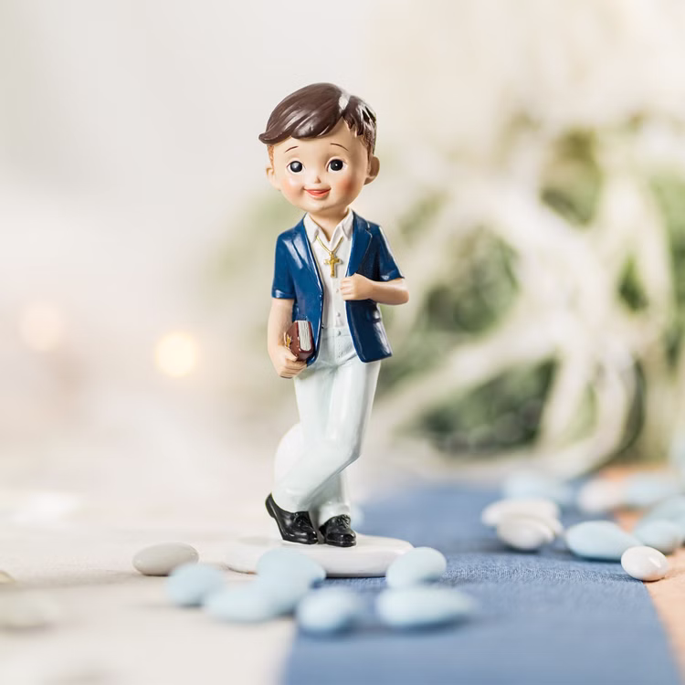 Kommunion Deko Tortenfigur für Kommunionskuchen Junge mit Kreuz 15 cm weiß blau Erstkommunion Jugendweihe Kommunions-Deko Tisch-Deko Dekoration Tortenfigur Nahaufnahme der dekorativen Kommunionsfigur Junge mit Kreuz und Bibel als stilvolle Tischdeko oder Tortendekoration für eine feierliche Erstkommunion.