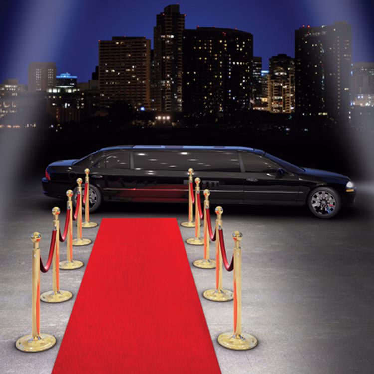 Roter Teppich 1 x 5 m luxuriös mit Samt-Touch roter Läufer Hochzeit Geburtstag Party-Zubehör Party-Accessoire Mottoparty Roter Teppich vor einer schwarzen Limousine