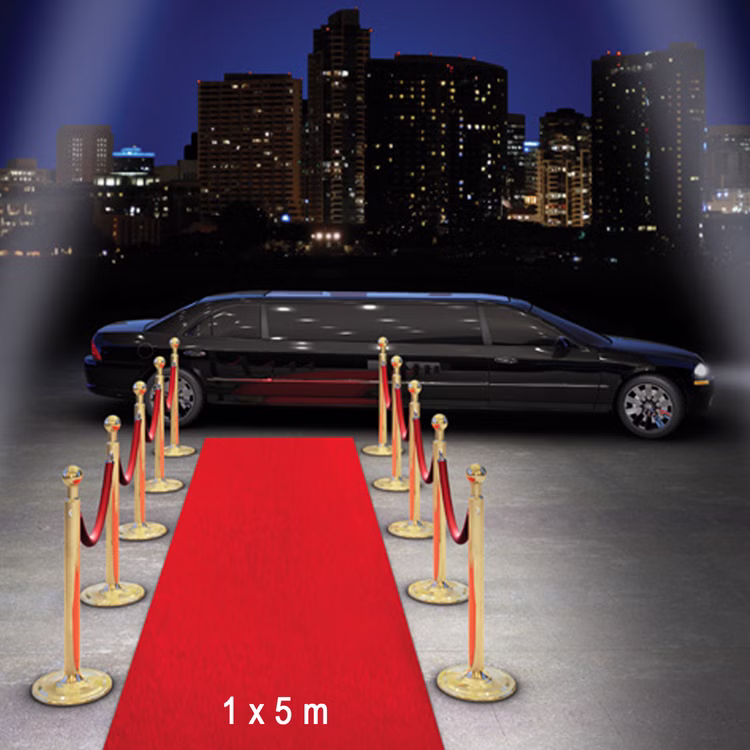 Roter Teppich 1 x 5 m luxuriös mit Samt-Touch roter Läufer Hochzeit Geburtstag Party-Zubehör Party-Accessoire Mottoparty Roter Teppichläufer aufgerollt vor einer Limousine