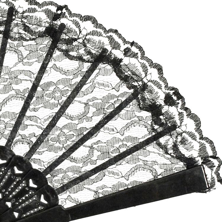 Schwarzer Spitzenfächer aufgeklappt in einer Hand von Vorne