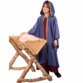 Krippenspiel Kostüm Maria für Kinder von Vorne an einer Krippe stehend 