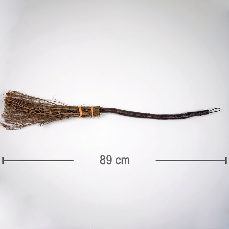 Hexenbesen 84 cm lang mit Reisig-Borsten Kostüm-Zubehör für Kinder Hexenbesen mit Reisig-Borsten vor grauen Hintergrund