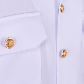 Piloten Kostüm Hemd Kapitän für Herren Gr. L-XXL weiß Berufe Kostüm-Zubehör Fasching Karneval Mottoparty Detailansicht der goldfarbenen Knöpfe des weißen Piloten-Hemdes für Herren von seitlich von Vorne