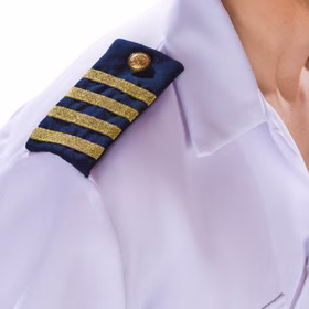 Piloten Kostüm Hemd Kapitän für Herren Gr. L-XXL weiß Berufe Kostüm-Zubehör Fasching Karneval Mottoparty Detailansicht des Pilotenhemdes mit Schulterabzeichens von der Seite
