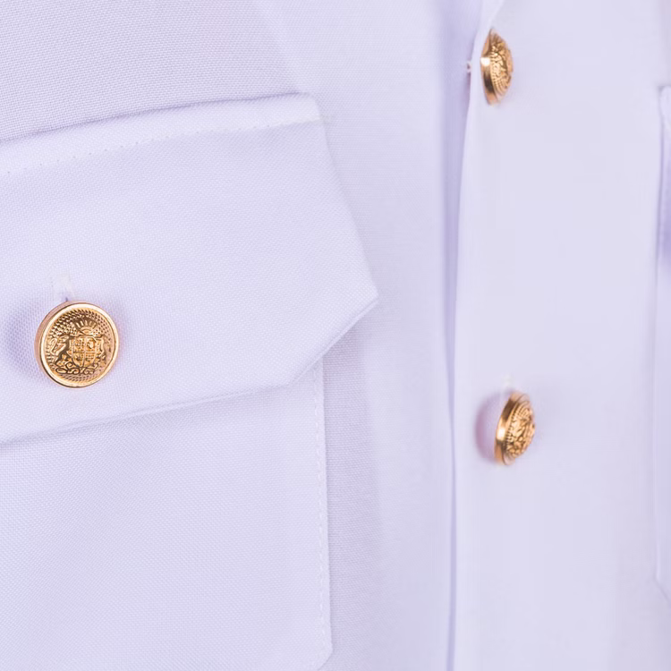 Piloten Kostüm Hemd Kapitän für Herren Gr. L-XXL weiß Berufe Kostüm-Zubehör Fasching Karneval Mottoparty Detailansicht der goldfarbenen Knöpfe des weißen Piloten-Hemdes für Herren von seitlich von Vorne
