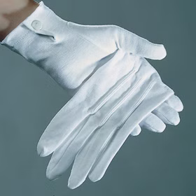 Nahaufnahme Weiße Handschuhe mit Biesen und Druckknopf