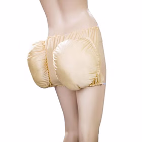 Hautfarbener XXL Hintern Bubble Butt für Erwachsene von Hinten auf eine Schaufensterpuppe gezogen