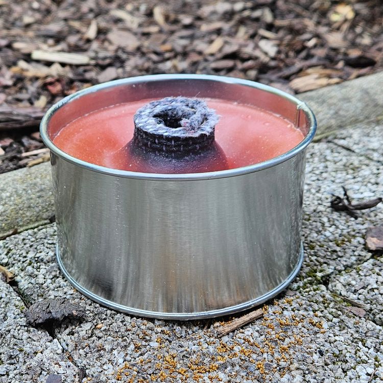 Fackeltopf - Großer Flamme - 2,5h Brennzeit Fackeltopf mit 2,5 Stunden Brenndauer von Vorne im Garten stehend mit großer Flamme