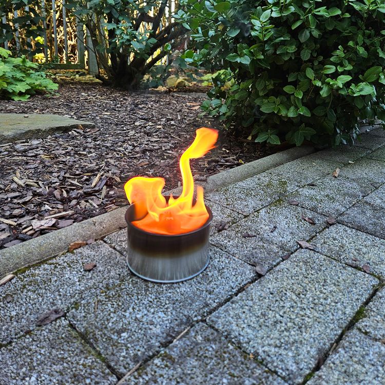 Fackeltopf - Großer Flamme - 2,5h Brennzeit Fackeltopf mit 2,5 Stunden Brenndauer von Vorne im Garten stehend mit großer Flamme