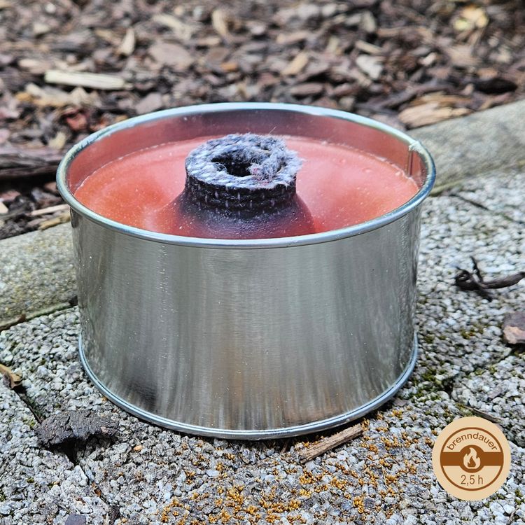 Fackeltopf - Großer Flamme - 2,5h Brennzeit Fackeltopf mit 2,5 Stunden Brenndauer von Vorne im Garten stehend mit großer Flamme