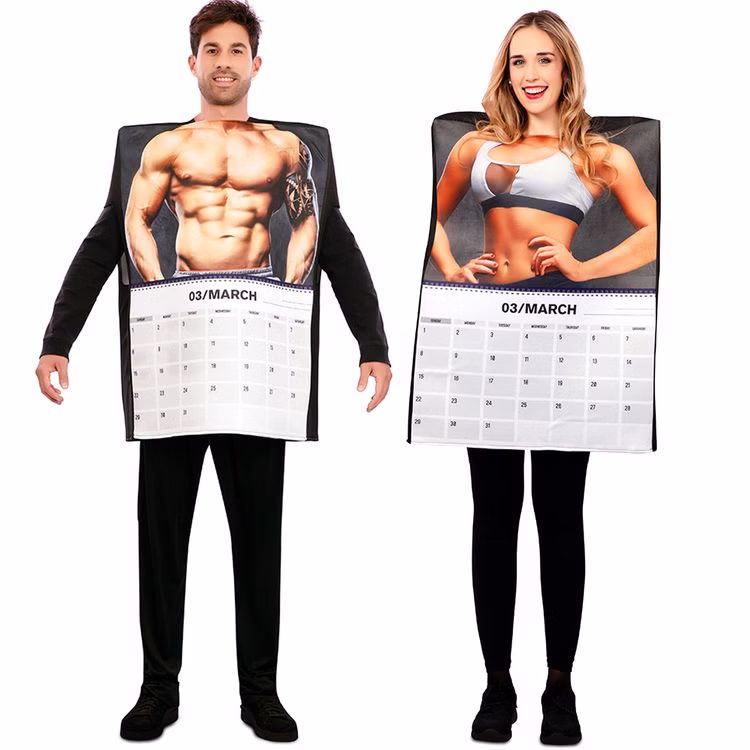 Kalender Kostüm März Wandkalender Männer Tattoo Edition für Herren Gr. M/L Spaßkostüm Fasching Karneval Mottoparty Paarkostüm Kalender Kostüm mit März-Motiv für Herren und links daneben Kalender Kostüm mit März-Motiv für Damen von Vorne