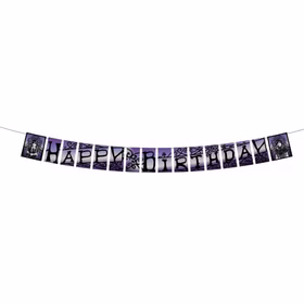 Wednesday Happy Birthday Banner in Lila und Schwarz mit dekorativen Ornamenten und Figurenmotiven, aufgehängt an einer Schnur
