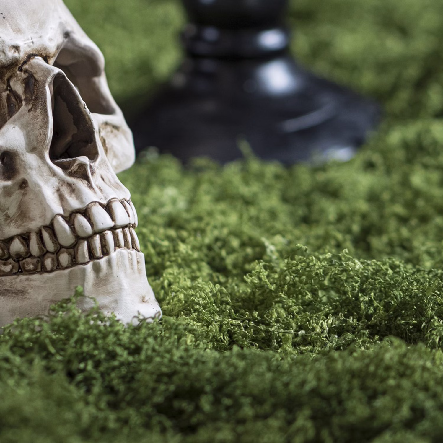 Moos grüner Polyester als grünes Moos mit Totenkopf und schwarzem Kerzenständer für Halloween dekoriert