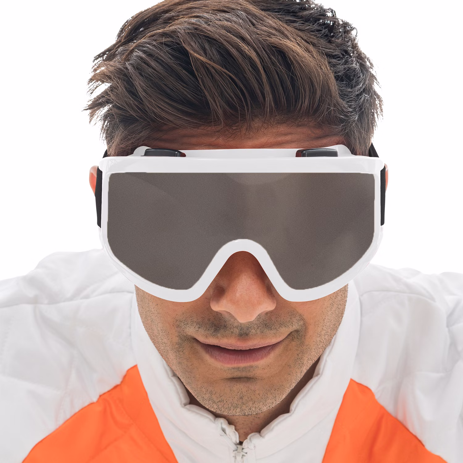 Skibrille weiß mit leicht getönten Gläsern Spaßbrille auf dem Gesicht eines Mannes von Vorne