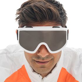 Skibrille weiß mit leicht getönten Gläsern Spaßbrille auf dem Gesicht eines Mannes von Vorne