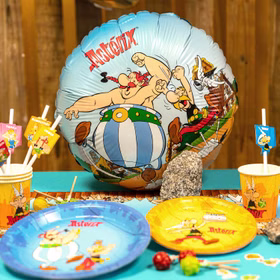 Asterix & Obelix Folienballon rund 43 cm Ballon-Party Party-Zubehör Deko Geburtstag Party-Deko Dekoration Asterix & Obelix Folienballon rund im aufgeblasenen Zustand von Vorne auf einem dekorierten Esstisch mit passendem Asterix- und Obelix Party-Geschirr
