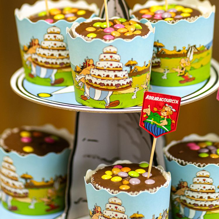 Etagere in Hinkelstein-Optik aus Pappe mit Muffins dekoriert