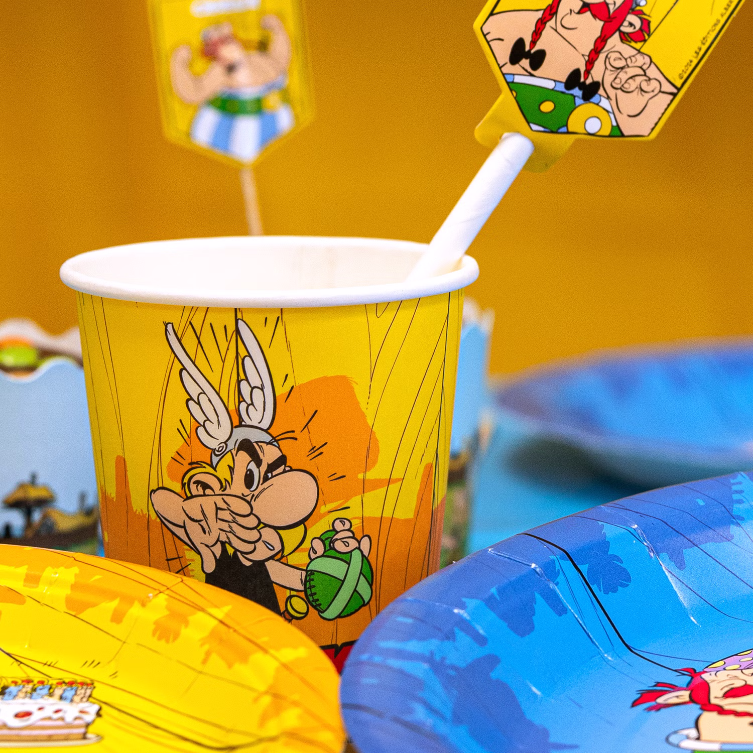 Asterix & Obelix Geburtstag Party-Set Tisch-Deko 52-tlg. Part-Deko Party-Zubehör Kindergeburtstag Comic-Helden Dekoration gedeckter Tisch Asterix Partybecher mit Papierstrohhalm und Partygeschirr auf dekoriertem Geburtstagstisch.