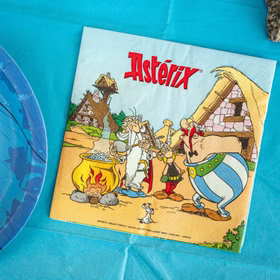 Asterix & Obelix Geburtstag Party-Set Tisch-Deko 52-tlg. Part-Deko Party-Zubehör Kindergeburtstag Comic-Helden Dekoration gedeckter Tisch Asterix Serviette mit Motiv aus dem gallischen Dorf neben Zaubertrankkessel und Obelix auf türkisfarbener Tischdekoration.