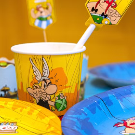 Asterix & Obelix Geburtstag Party-Set Tisch-Deko 32-tlg. Part-Deko Party-Zubehör Kindergeburtstag Comic-Helden Dekoration gedeckter Tisch Asterix Partybecher mit Papierstrohhalm und Partygeschirr auf dekoriertem Geburtstagstisch.