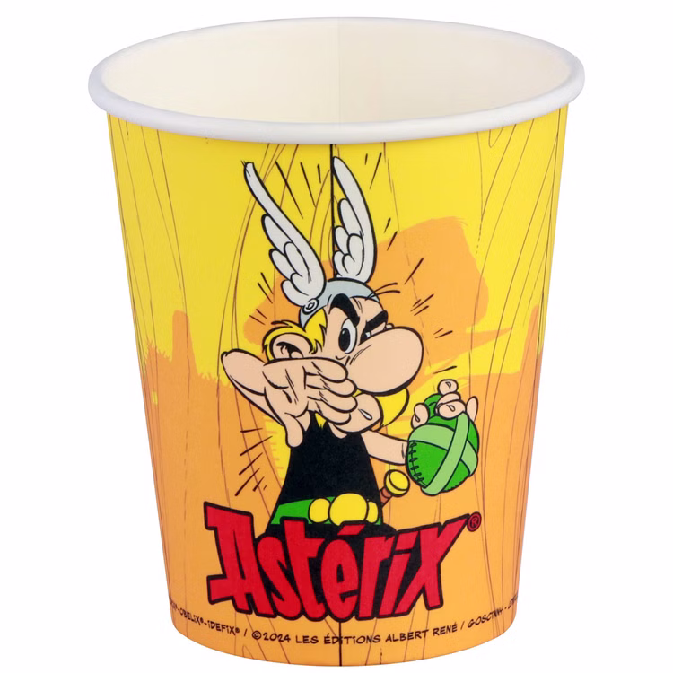 Asterix & Obelix Geburtstag Party-Set Tisch-Deko 32-tlg. Part-Deko Party-Zubehör Kindergeburtstag Comic-Helden Dekoration gedeckter Tisch Gelber Asterix Partybecher mit Comicfigur und Logo in freigestellter Einzelansicht.