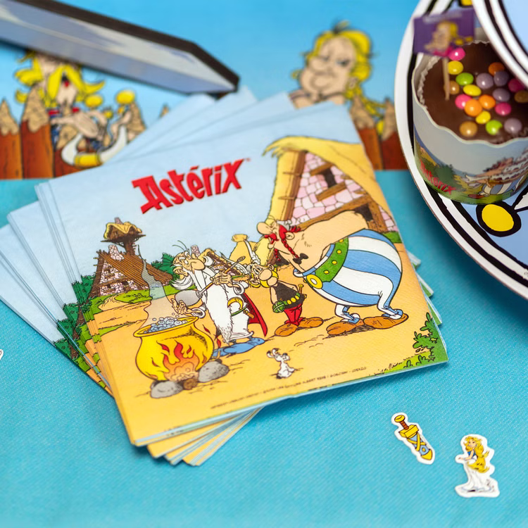 Asterix & Obelix Geburtstag Party-Set Tisch-Deko 52-tlg. Part-Deko Party-Zubehör Kindergeburtstag Comic-Helden Dekoration gedeckter Tisch Stapel Asterix-Servietten mit gallischem Dorfmotiv auf türkisfarbener Tischdecke neben Partygeschirr und Dekoration.