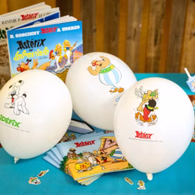 XXL Asterix & Obelix Geburtstag Party-Set Tisch-Deko 65-tlg. Part-Deko Kindergeburtstag Comic-Helden Dekoration gedeckter Tisch Weiße Luftballons mit Asterix-, Obelix- und Idefix-Motiven dekorativ arrangiert auf einem festlich gedeckten Tisch.