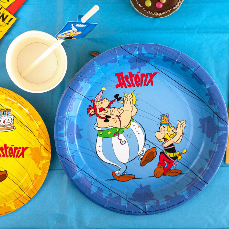 XXL Asterix & Obelix Geburtstag Party-Set Tisch-Deko 65-tlg. Part-Deko Kindergeburtstag Comic-Helden Dekoration gedeckter Tisch Asterix & Obelix Pappteller in Blau mit Partymotiv auf gedecktem Geburtstagstisch neben Bechern und Dekoration von Oben.