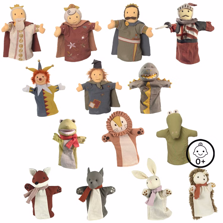 Hochwertiges Handpuppen-Set XXL 15 Spielpuppen für Puppen- und Kasperletheater Spielwaren für Kleinkinder und Kinder Geschenkidee Geburtstag Weihnachten Übersicht über die 14 Handpuppen vor weißem Hintergrund von Vorne mit dem Hinweis, ab Null Jahren geeignet.