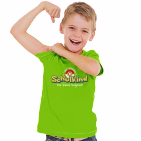 Schulkind T-Shirt Die Reise beginnt Grün für Kinder Gr. 122-140 Schule ABC-Schütze Geschenkidee Zuckertüte Schultüte Erstklässler Schulstart Schulkind T-Shirt Die Reise beginnt Grün für Kinder mit jubelndem Jungen der bereit für die Schule ist von Vorne