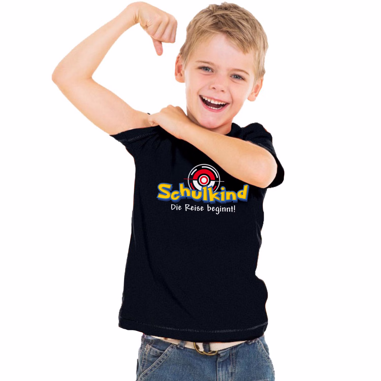 Schulkind T-Shirt Die Reise beginnt Schwarz für Kinder Gr. 122-140 Schule ABC-Schütze Geschenkidee Zuckertüte Schultüte Erstklässler Schulstart Schulkind T-Shirt Die Reise beginnt Schwarz für Kinder mit jubelndem Jungen der bereit für die Schule ist von Vorne