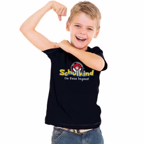 Schulkind T-Shirt Die Reise beginnt Schwarz für Kinder Gr. 122-140 Schule ABC-Schütze Geschenkidee Zuckertüte Schultüte Erstklässler Schulstart Schulkind T-Shirt Die Reise beginnt Schwarz für Kinder mit jubelndem Jungen der bereit für die Schule ist von Vorne