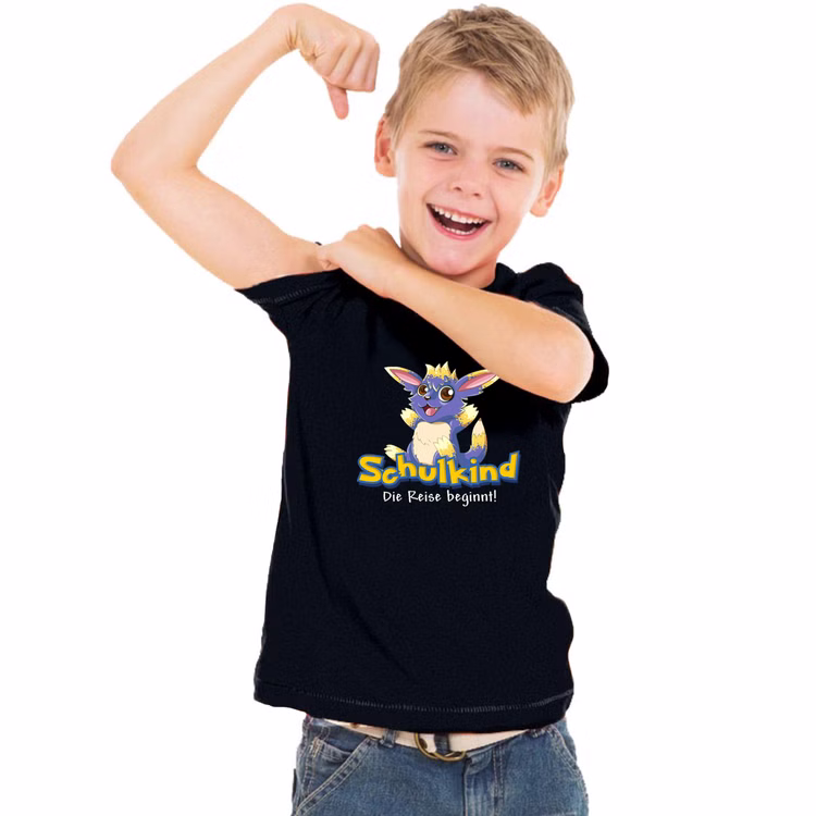 Schulkind T-Shirt Die Reise beginnt Schwarz Fantasie-Tier für Kinder Gr. 122-140 Schule ABC-Schütze Geschenkidee Zuckertüte Schultüte Erstklässler Schulstart Schulkind T-Shirt Die Reise beginnt Schwarz Fantasie-Tier für Kinder von Vorne