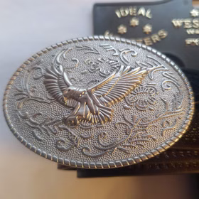 Detailansicht der silberfarbenen Gürtelschnalle mit Adler-Motiv von Vorn
