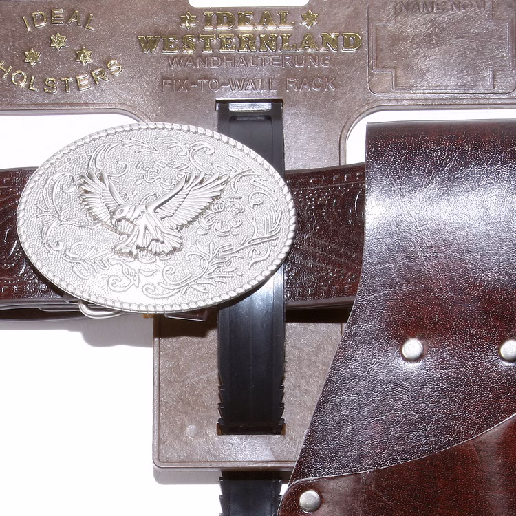 Cowboy Gürtel 95-135 cm Braun mit Western-Pistole inkl. 144 Schuss-Munition Kostüm-Zubehör Cowboy-Set Western Fasching Karneval Mottoparty Detailansicht der silberfarbenen Gürtelschnalle mit Adler-Motiv von Vorn